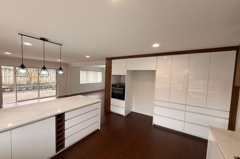 Photo of property in 2 Corta Bella Place, Golflands, Auckland, 2013