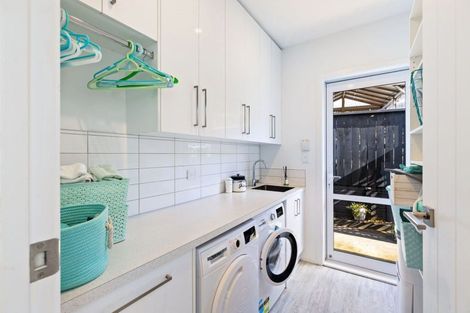 Photo of property in 51 Coutts Way, Fitzherbert, Palmerston North, 4410