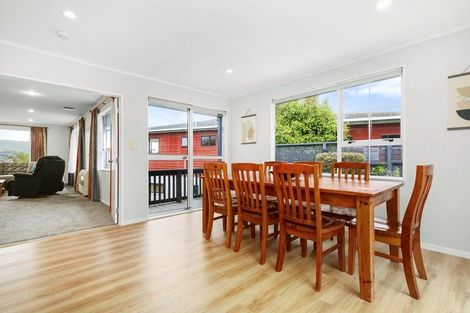 Photo of property in 9 Ordley Grove, Tawa, Wellington, 5028