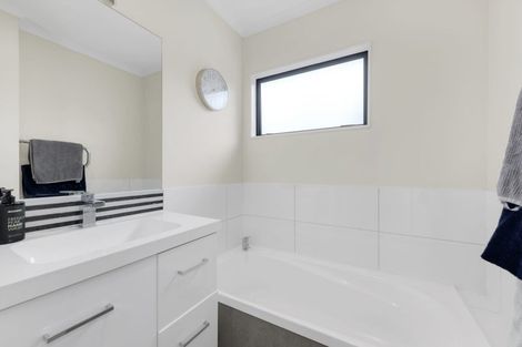 Photo of property in 2/312 Wairau Road, Glenfield, Auckland, 0629