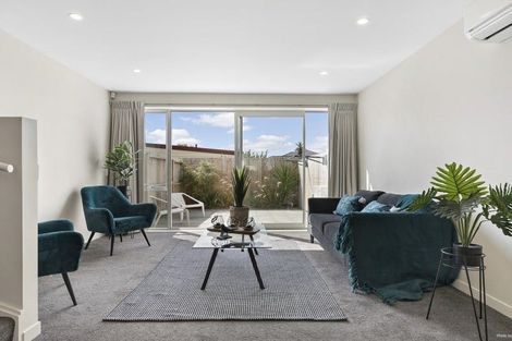Photo of property in 2u6 Stone Street, Miramar, Wellington, 6022