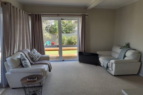 Photo of property in 2/27 Neptune Avenue, Beach Haven, Auckland, 0626