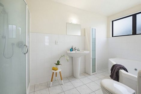 Photo of property in 17 Landsdowne Terrace, Karori, Wellington, 6012