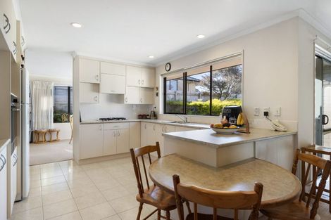 Photo of property in 17 Bundoran Way, Pinehill, Auckland, 0632