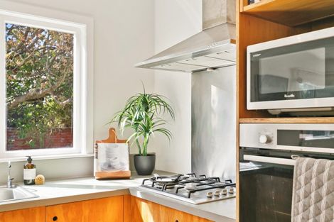 Photo of property in 174 Queens Drive, Lyall Bay, Wellington, 6022