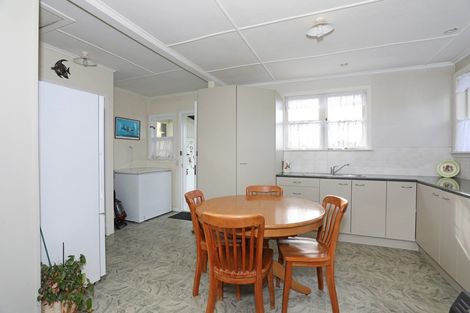 Photo of property in 25 Ngahina Street, Marton, 4710