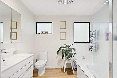 Photo of property in 30 Pokapu Street, Titirangi, Auckland, 0600