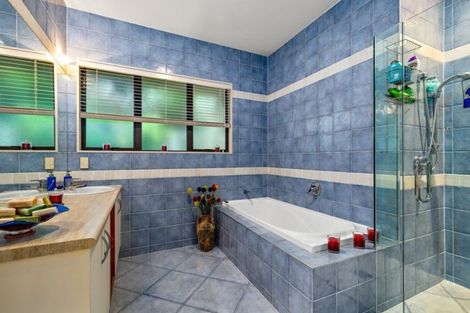 Photo of property in 3 Lupetti Rise, West Harbour, Auckland, 0618