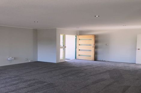 Photo of property in 8 Jenanne Place, Totara Vale, Auckland, 0629