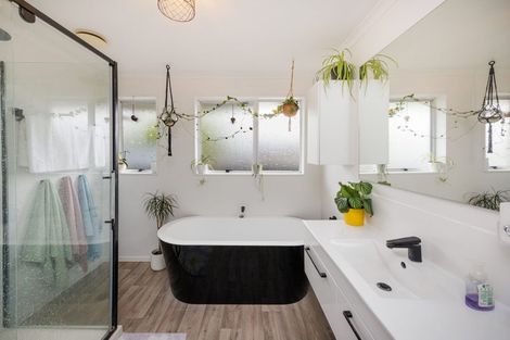 Photo of property in 10 Adams Place, Kelvin Grove, Palmerston North, 4414