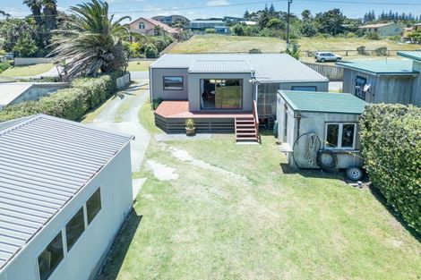 Photo of property in 6 Sea View Road, Baylys Beach, 0377