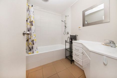 Photo of property in 1/215 Eskdale Road, Birkenhead, Auckland, 0626