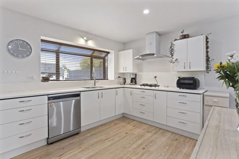 Photo of property in 10 Pyatt Place, Redwood, Christchurch, 8051