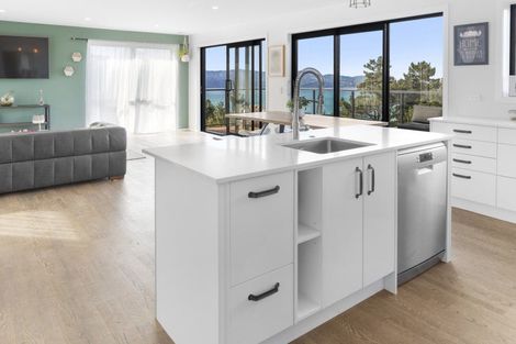 Photo of property in 16 Piper Way, Newlands, Wellington, 6037