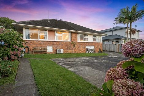 Photo of property in 1/5 Dudding Avenue, Northcote, Auckland, 0627