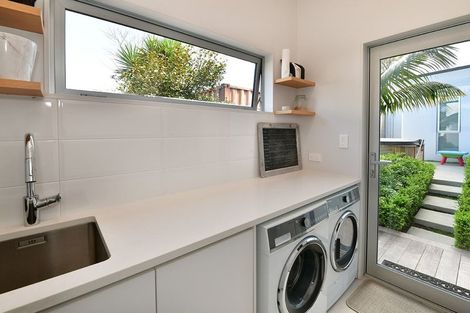 Photo of property in 52 Walton Street, Red Beach, 0932