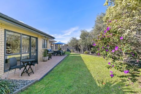 Photo of property in 56 Stranraer Crescent, Wattle Downs, Auckland, 2103