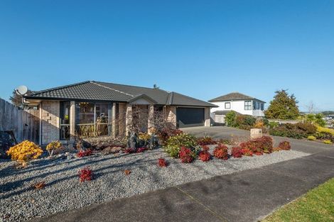 Photo of property in 17 Bundoran Way, Pinehill, Auckland, 0632