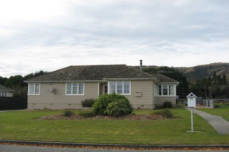 Photo of property in 22 Devon Street, Tapanui, 9522
