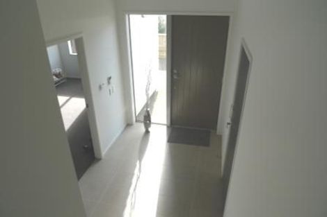 Photo of property in 25 Tamworth Crescent, Newlands, Wellington, 6037