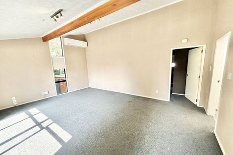 Photo of property in 77 Meadowvale Rise, Titirangi, Auckland, 0604