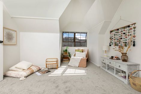 Photo of property in 1/4227 Great North Road, Glendene, Auckland, 0602