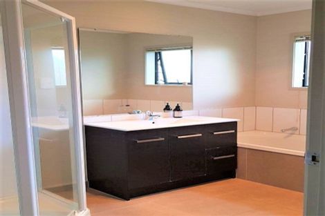 Photo of property in 19 Saltwood Street, Red Beach, 0932