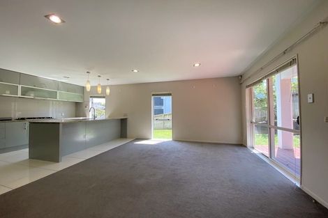 Photo of property in 11 Lakeridge Close, Northcross, Auckland, 0632