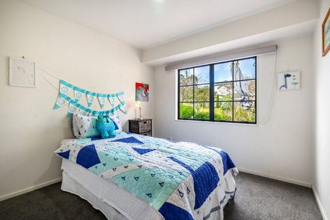 Photo of property in 12 Tyrico Close, Unsworth Heights, Auckland, 0632