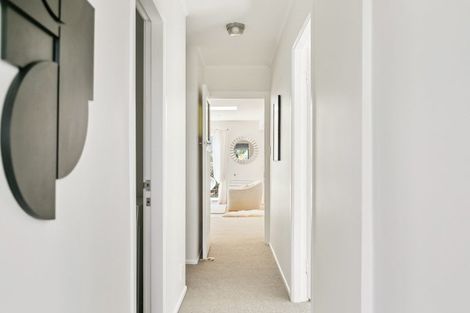 Photo of property in 174 Queens Drive, Lyall Bay, Wellington, 6022