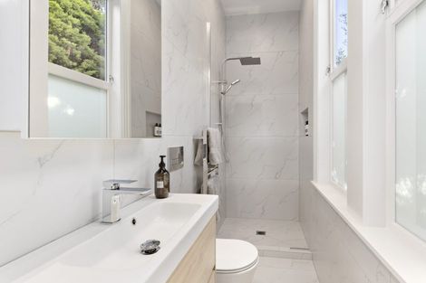 Photo of property in 17 West Road, Northland, Wellington, 6012