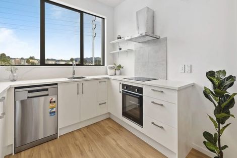 Photo of property in 5 Bloom Crescent, Sunnyvale, Auckland, 0612