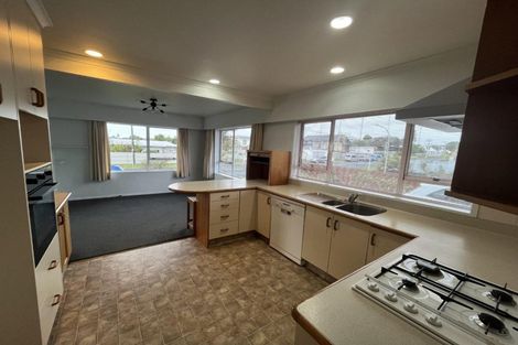 Photo of property in 54 Wairau Road, Oakura, 4314