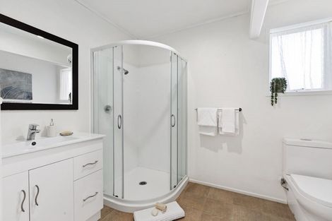 Photo of property in 9 Walton Street, Red Beach, 0932