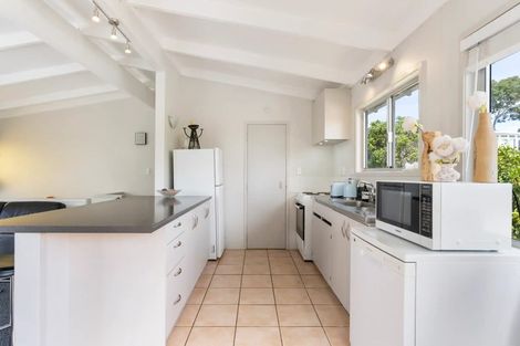 Photo of property in 2/29 Sealy Road, Torbay, Auckland, 0630