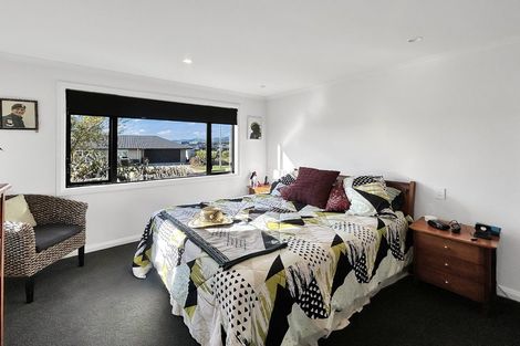 Photo of property in 2 Gibraltar Way, Fitzherbert, Palmerston North, 4410