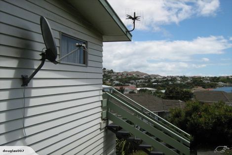 Photo of property in 8a Longcroft Terrace, Newlands, Wellington, 6037