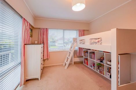 Photo of property in 28 James Evans Drive, Northcote, Auckland, 0627