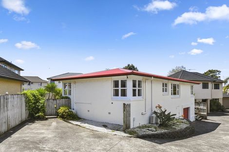 Photo of property in 16 Penruddocke Road, Half Moon Bay, Auckland, 2012