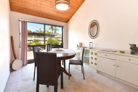 Photo of property in 32 Walton Street, Red Beach, 0932