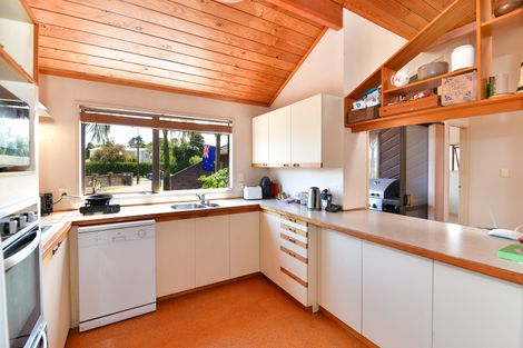 Photo of property in 32 Walton Street, Red Beach, 0932