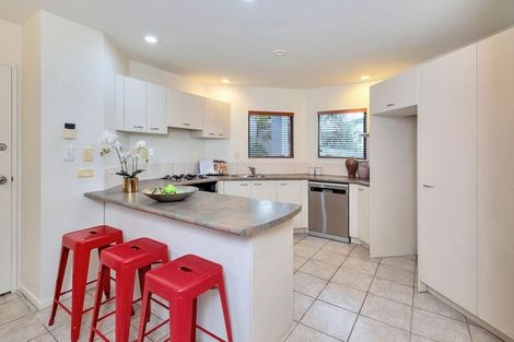 Photo of property in 2/12 Philip Place, Hillcrest, Auckland, 0627