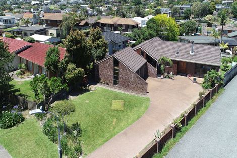 Photo of property in 32 Walton Street, Red Beach, 0932