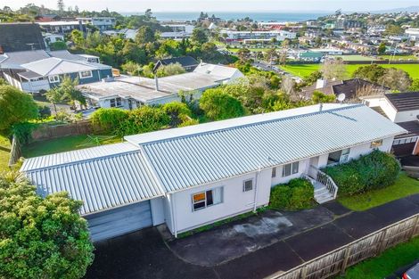 Photo of property in 1/37 Woodlands Crescent, Browns Bay, Auckland, 0630