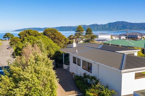 Photo of property in 115 Seaview Road, Paraparaumu Beach, Paraparaumu, 5032