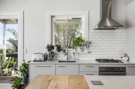 Photo of property in 17 Rangatira Road, Birkdale, Auckland, 0626