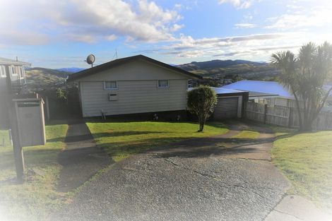 Photo of property in 63 Ruskin Road, Newlands, Wellington, 6037
