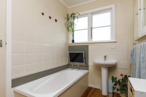 Photo of property in 16 Milton Street, Roslyn, Palmerston North, 4414