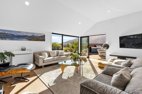 Photo of property in 8 Elizabeth Place, Kelvin Heights, Queenstown, 9300