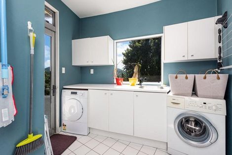 Photo of property in 9 Caughley Grove, Karori, Wellington, 6012